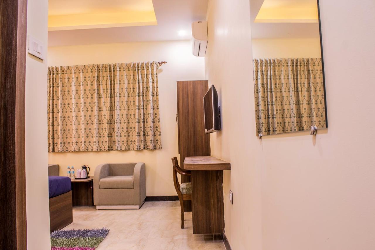 Hotel Lav Kush International Varanasi Bagian luar foto