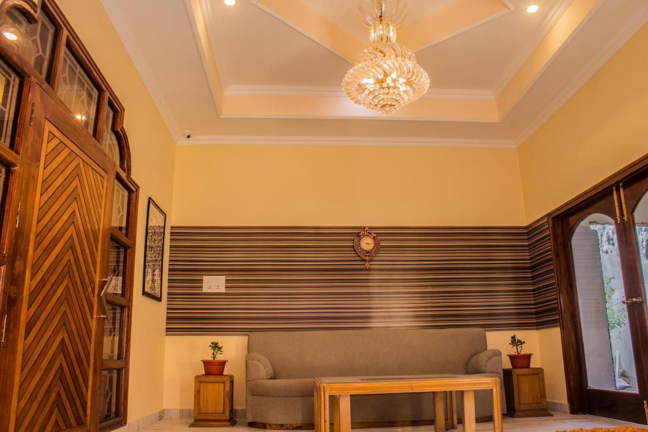 Hotel Lav Kush International Varanasi Bagian luar foto
