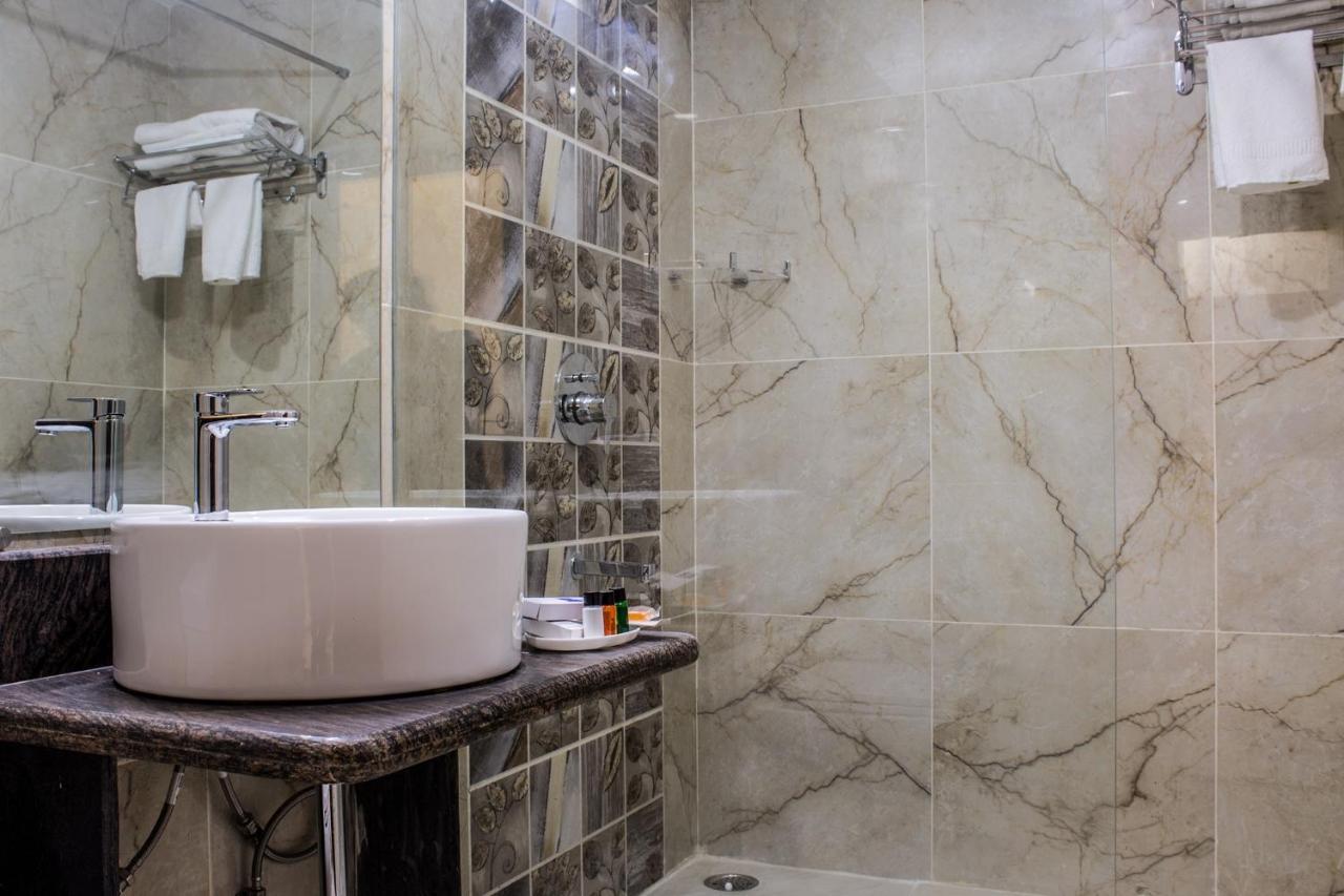 Hotel Lav Kush International Varanasi Bagian luar foto