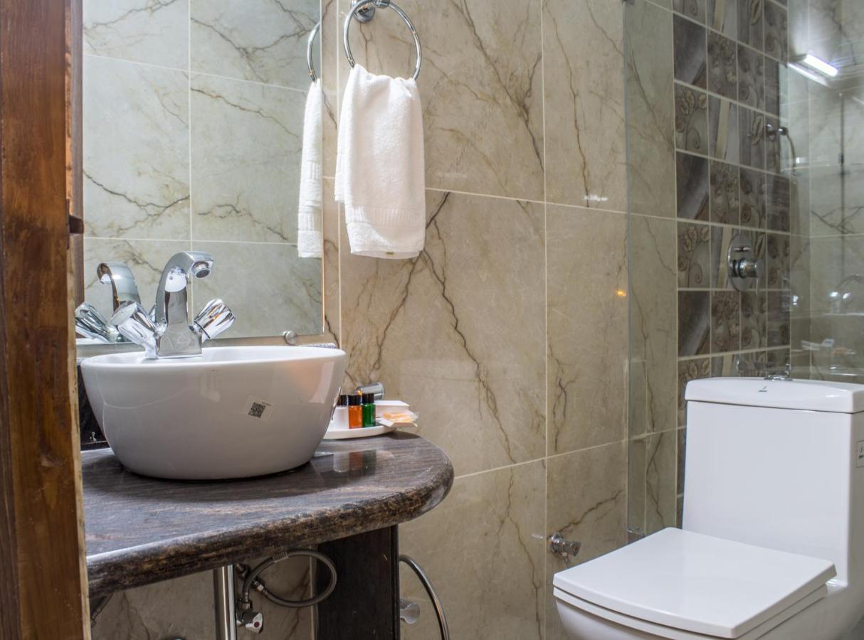 Hotel Lav Kush International Varanasi Bagian luar foto