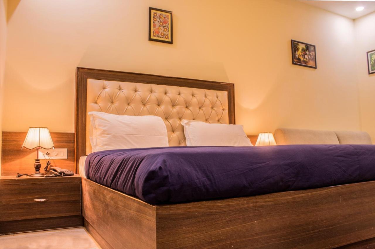 Hotel Lav Kush International Varanasi Bagian luar foto